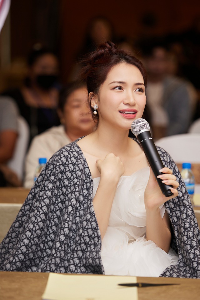 Hòa Minzy mặc váy phát sáng tại sự kiện, tự tin khoe giọng hát mộc - Ảnh 5